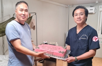 Bác sĩ mũ nồi xanh Việt Nam cấp cứu chiến sĩ gìn giữ hòa bình Mông Cổ bị sốt rét ác tính