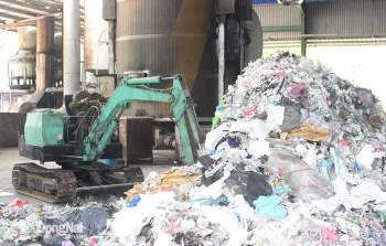 Đốt chất thải công nghiệp không nguy hại tại Công ty TNHH Thanh Tùng 2. Ảnh: H.Lộc