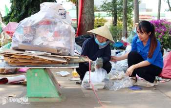 Người dân TP.Long Khánh đổi rác thải tái chế lấy quà tặng. Ảnh: H.LỘC