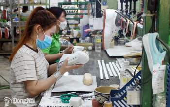 Sản xuất giày da bằng cao su thiên nhiên tại Công ty TNHH Giày Tuấn Việt (H.Nhơn Trạch). Ảnh: H.LỘC