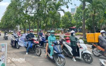 Nhiều người dân đi trên đường Nguyễn Ái Quốc (TP.Biên Hòa) phải trang bị thêm đồ chống nắng. Ảnh: K.Liễu