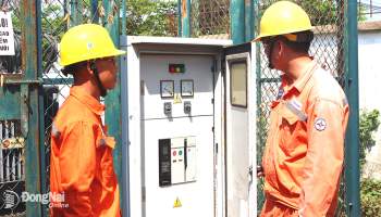 Nhân viên Công ty TNHH MTV Điện lực Đồng Nai kiểm tra trạm điện trong doanh nghiệp ở Khu công nghiệp Biên Hòa 2. Ảnh: H.Lộc