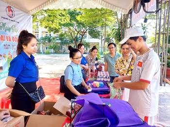 Ngày hội Đổi rác tái chế lấy quà được Thành đoàn Biên Hòa tổ chức tại điểm Trường THCS Phước Tân (TP.Biên Hòa)