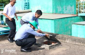 Phó chủ tịch UBND tỉnh Võ Văn Phi kiểm tra tại nhà máy xử lý nước sạch của Công ty IDICO. Ảnh: H.LỘC