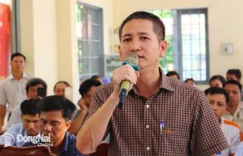 Ông Trần Mạnh Quang, đại diện Công ty TNHH CJ Vina Agri chia sẻ tại buổi đối thoại với người chăn nuôi H.Thống Nhất. Ảnh: H.Lộc
