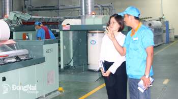Đại diện Công ty TNHH Dệt Texhong Nhơn Trạch giới thiệu giải pháp tiết kiệm điện trong sản xuất công nghiệp tại nhà máy. Ảnh: H.Lộc