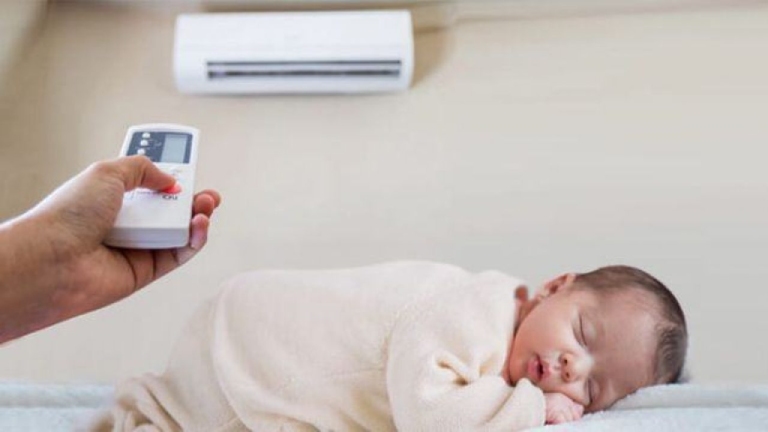 Có nên điều chỉnh nhiệt độ phòng cho trẻ sơ sinh bằng máy điều hòa không?