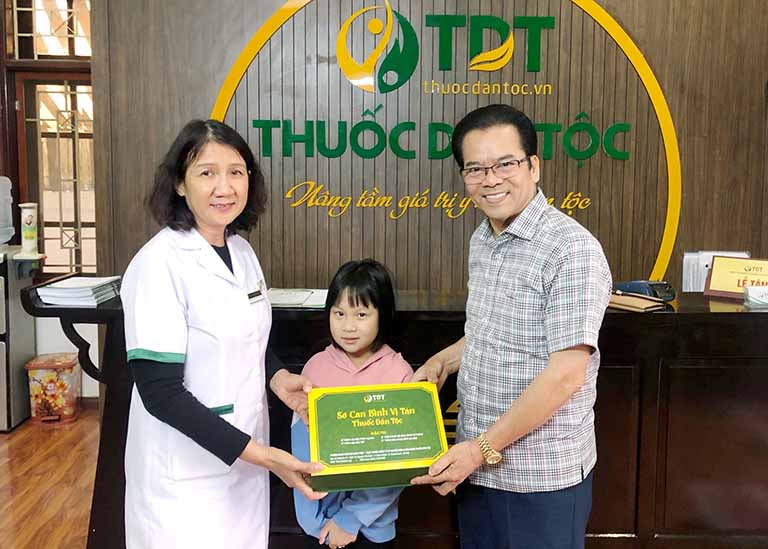 NSND Trần Nhượng và cháu gái cùng bác sĩ Tuyết Lan tai Thuốc dân tộc