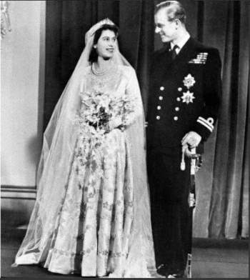 9. Chiếc váy được thiết kế bởi Norman Hartnell và lấy cảm hứng từ bức tranh Primavera nổi tiếng của Sandro Botticelli. Nó có lớp satin màu ngà và lớp ngoài được thêu bằng sợi bạc. Chiếc váy được tô điểm bằng những viên ngọc trai trắng và có một lớp lụa dài bằng vải tuyn được gắn vào vai. Vào năm 1947, bộ váy của nữ hoàng Elizabeth là niềm tự hào của hoàng gia cũng như thời trang Anh quốc.