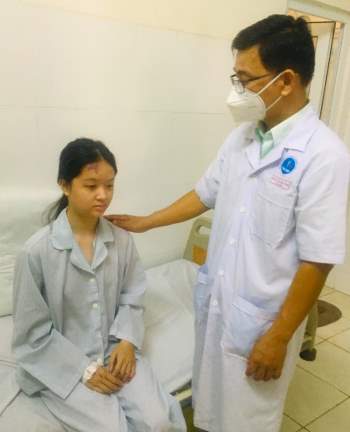 BS CKII Trần Phước Sang thăm hỏi nữ sinh sau phẫu thuật. Ảnh do BV cung cấp.