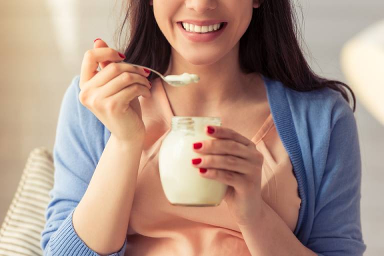 Phụ nữ sau sinh có nên ăn sữa chua? Giải đáp
