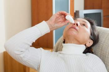Thuốc nhỏ mũi dễ sử dụng, có thể cho phép bệnh nhân tự điều trị tại nhà. Ảnh: Depositphotos