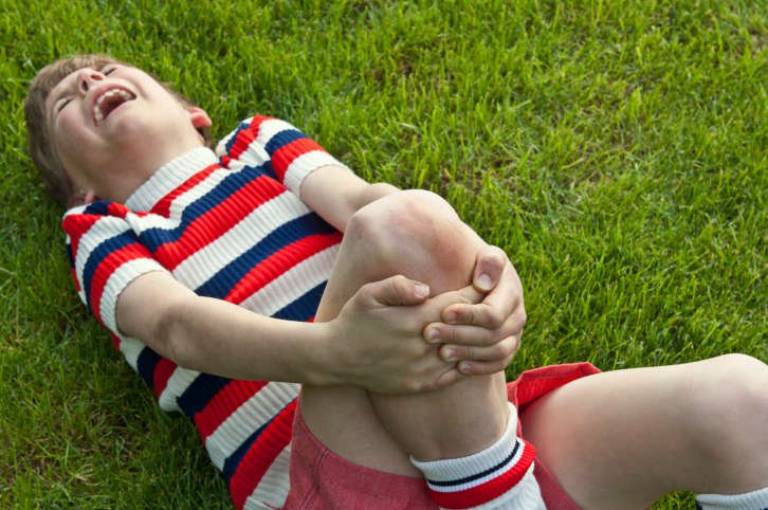 Trẻ 4 tuổi bị đau khớp gối có nguy hiểm không?