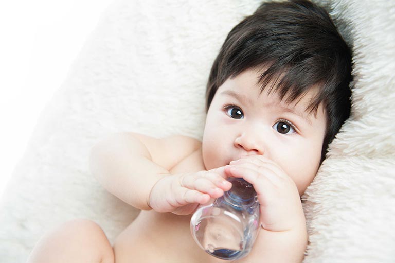 Trẻ sơ sinh có nên uống nước không?