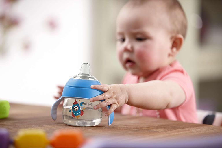 Trẻ sơ sinh hấp thụ nước từ đâu?