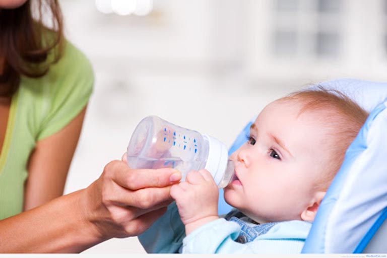 Tác hại khi cho trẻ sơ sinh uống nước?
