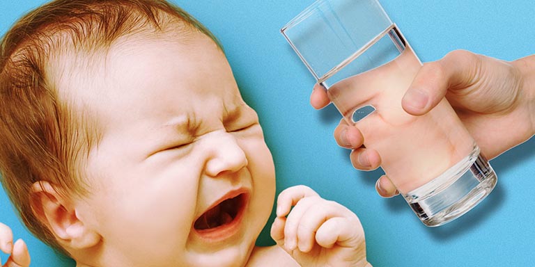 Cho trẻ sơ sinh uống nước thế nào là đúng?