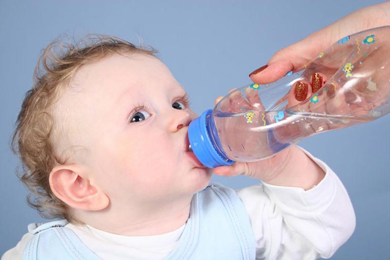 Lưu ý khi cho trẻ sơ sinh uống nước