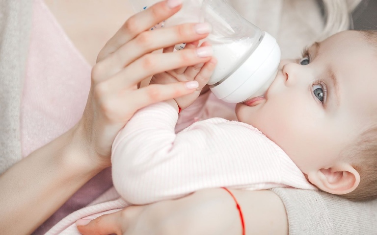 Biện pháp xử lý tình trạng trẻ sơ sinh hay vặn mình đánh hơi