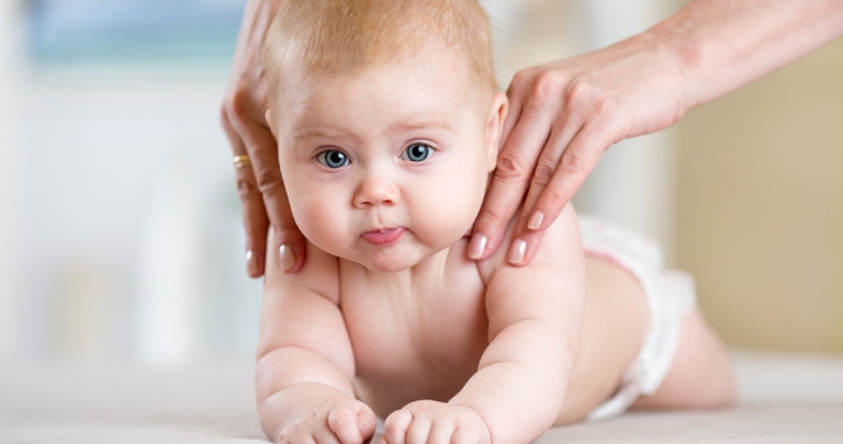 Trẻ sơ sinh hay vặn mình đánh hơi: Bé đang bị gì?