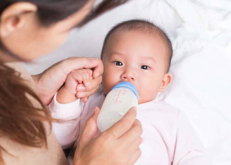 Nguyên nhân dẫn đến trẻ sơ sinh hay vặn mình và ọc sữa