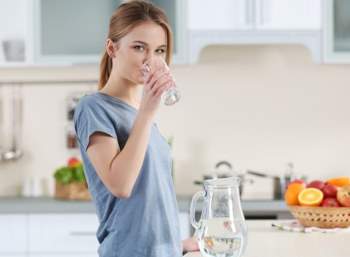 Uống dủ nước góp phần giúp cơ thể hoạt động trơn tru.