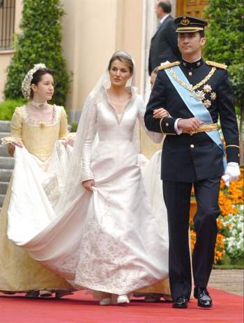 Đám cưới năm 2004 của Vua Felipe VI và Hoàng hậu Letizia nổi bật với chiếc váy cưới màu trắng thêu bằng vàng thật. Được thiết kế bởi thợ may hàng đầu Tây Ban Nha, Manuel Pertegaz, chiếc váy có cổ cao và phom dài 4 m. Dù nhìn bề ngoài đơn giản, nhưng váy trị giá khoảng 8 triệu USD. Theo The Express Tribune, đây là chiếc váy cưới đắt nhất trong lịch sử hoàng gia thế giới tính đến hiện tại. Ảnh: Reuters.