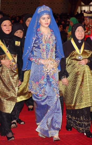Công nương Saraj Salleh của Brunei trong đám cưới với hoàng tử nước này đã diện bộ váy cưới hoa xanh theo phong cách truyền thống. Năm 2004 đám cưới của họ trở thành sự kiện của năm. Váy cưới không phải màu trắng như châu Âu, cô dâu diện trang phục truyền thống tông xanh và vàng, khăn trùm có đính đá quý, giày nạm kim cương và bó hoa cưới từ vàng, kim cương. Dù trị giá chưa chính xác nhưng ước tính chiếm phần không nhỏ trong tổng trị giá 3,7 triệu USD cho lễ cưới.