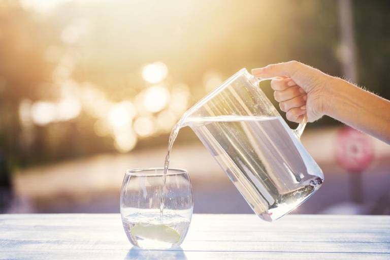 Uống nhiều nước là điều cần thiết khi bị viêm dạ dày ruột cấp