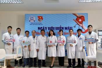 Hơn 200 y, bác sỹ mừng Ngày Thầy thuốc Việt Nam bằng cách hiến máu và tiểu cầu tặng bệnh nhân - Ảnh 1.