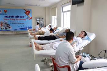 Hơn 200 y, bác sỹ mừng Ngày Thầy thuốc Việt Nam bằng cách hiến máu và tiểu cầu tặng bệnh nhân - Ảnh 2.