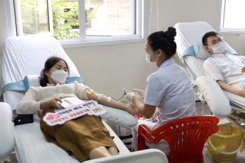 Hơn 200 y, bác sỹ mừng Ngày Thầy thuốc Việt Nam bằng cách hiến máu và tiểu cầu tặng bệnh nhân - Ảnh 3.