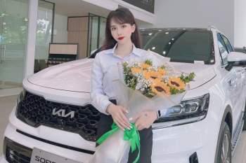 Người đẹp Hà Thành khoe sắc bên xe Kia